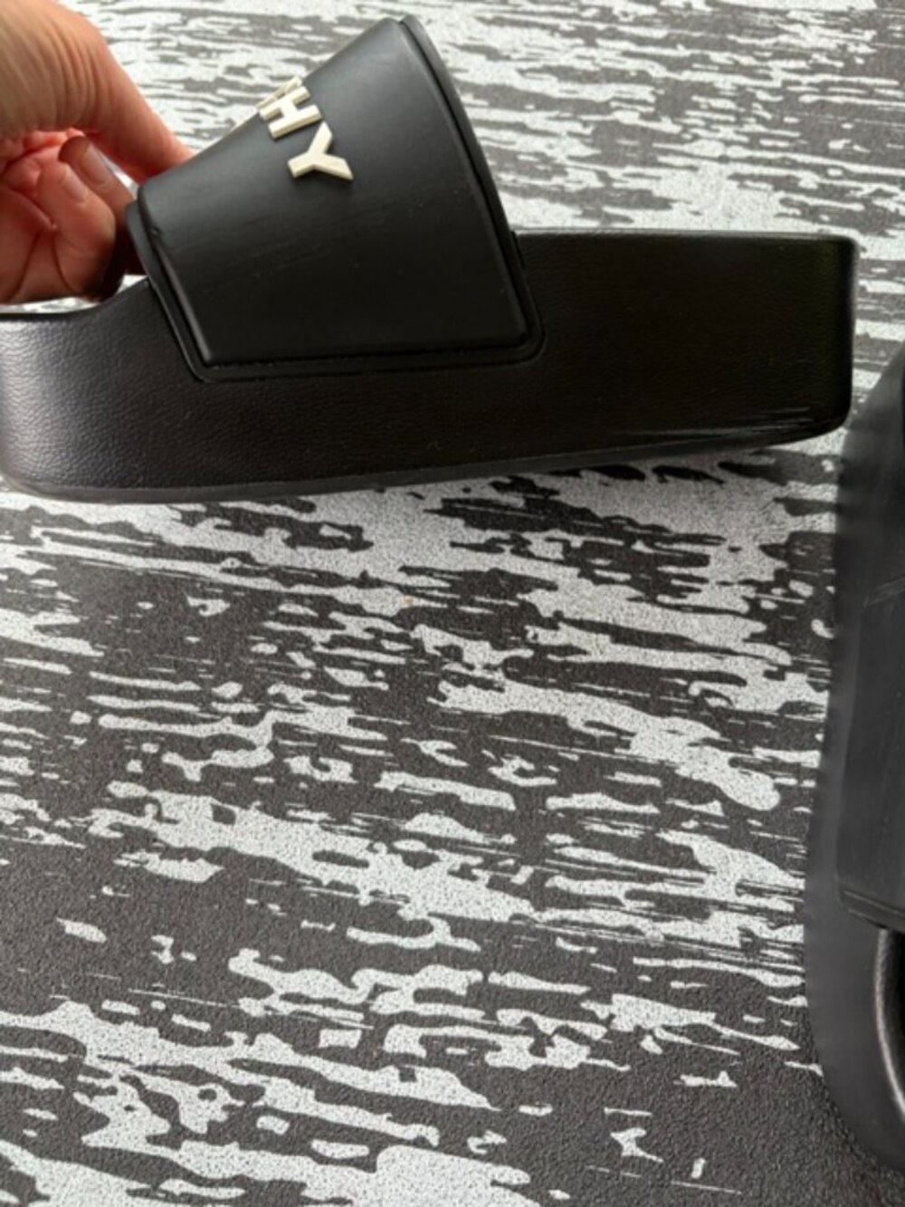 Givenchy - Picture 4 of 6